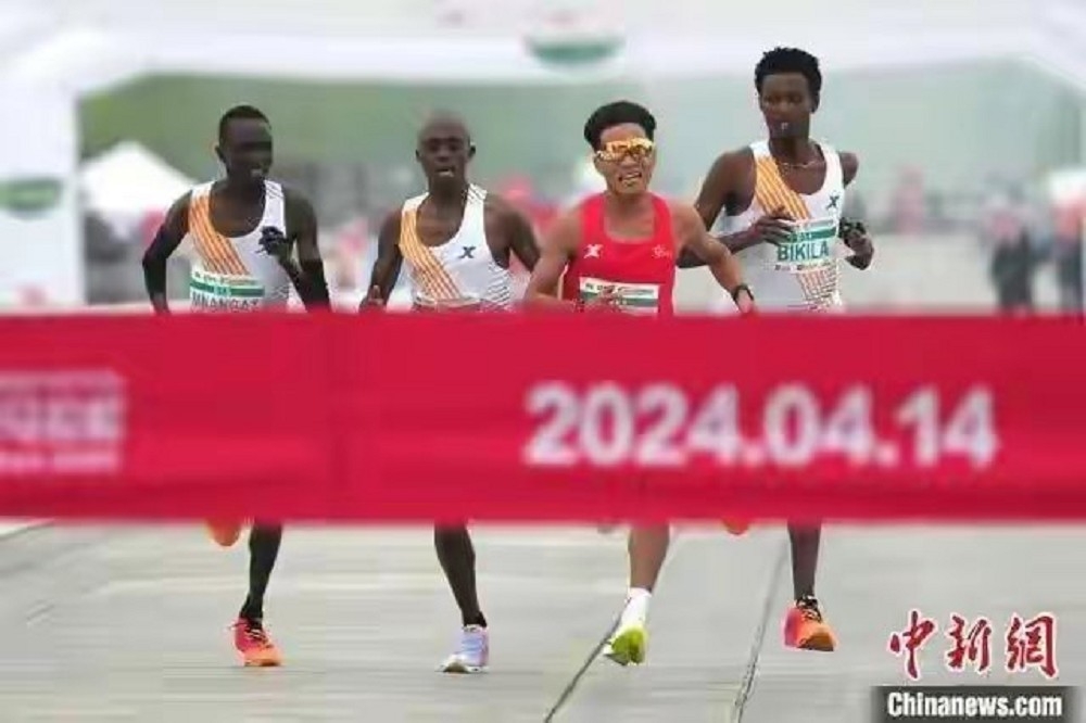 昨天的北京半馬賽，3名東非跑者明顯在讓位給中國的何杰引發譁然。（取自@FanrongY）