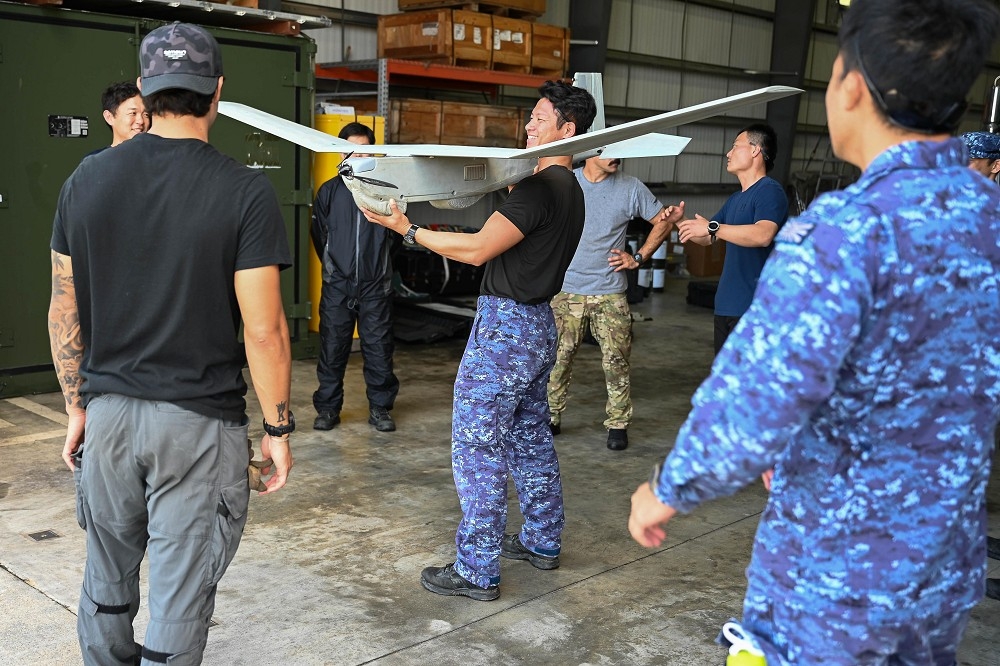日本海自特警隊人員與美軍在沖繩白沙灘海軍基地交流。（取自DVIDS網站）