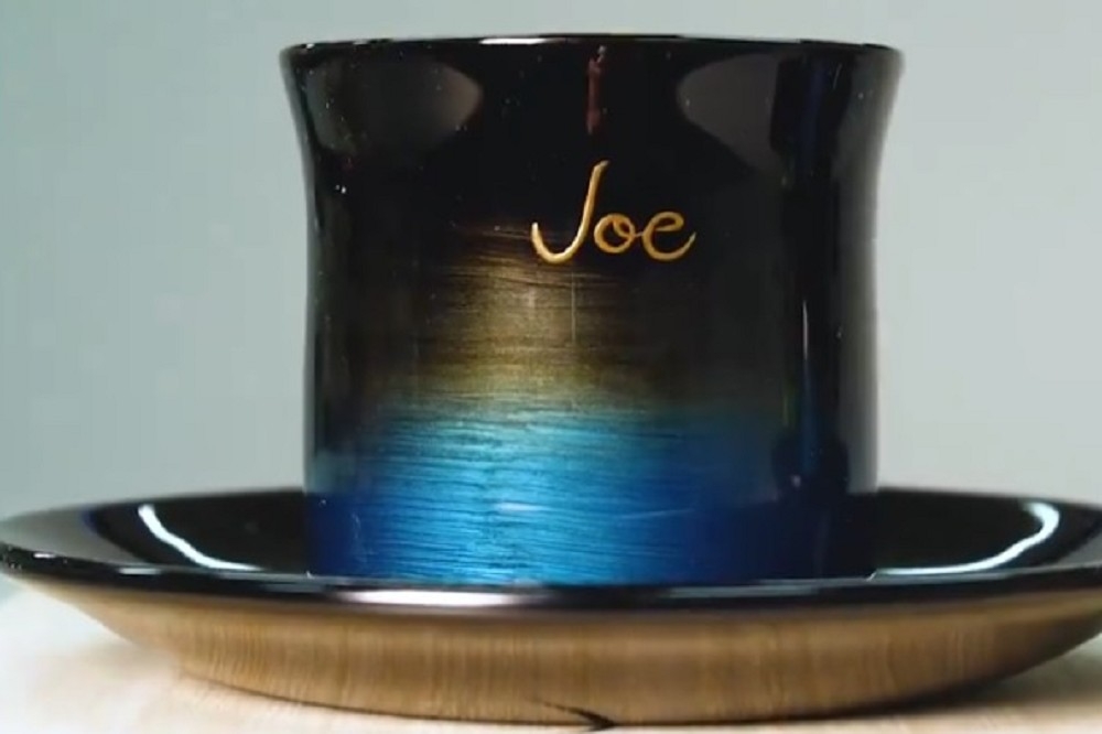 岸田访美以「轮岛涂」彩绘品作为伴手礼，并在咖啡杯上刻有拜登名字「Joe」的字样，负责产制的200年老店因此爆红。（取自日本首相办公室社群平台X帐号）(photo:UpMedia)