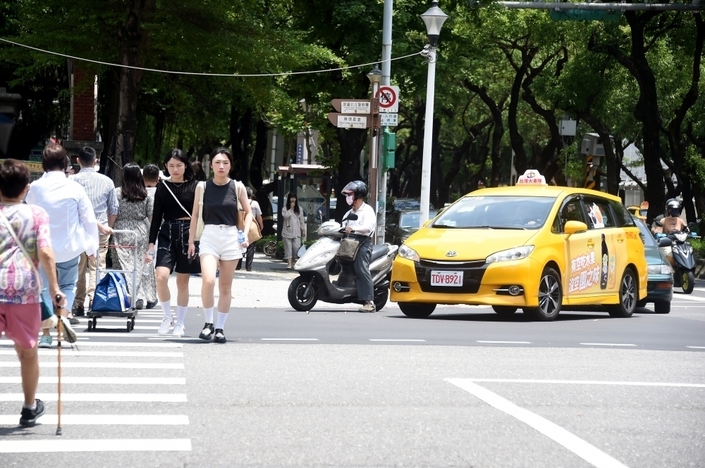 《行人交通安全設施條例》昨天三讀通過。（資料照片／張哲偉攝）