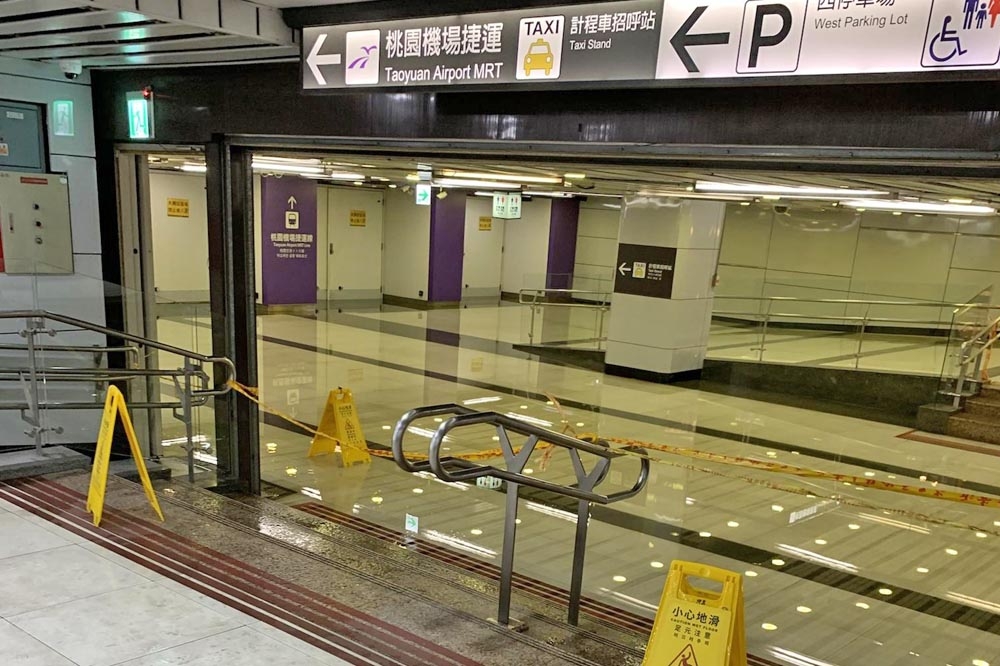 台北車站也淹水，造成許多民眾來往機捷必須繞路。（翻攝自PTT）
