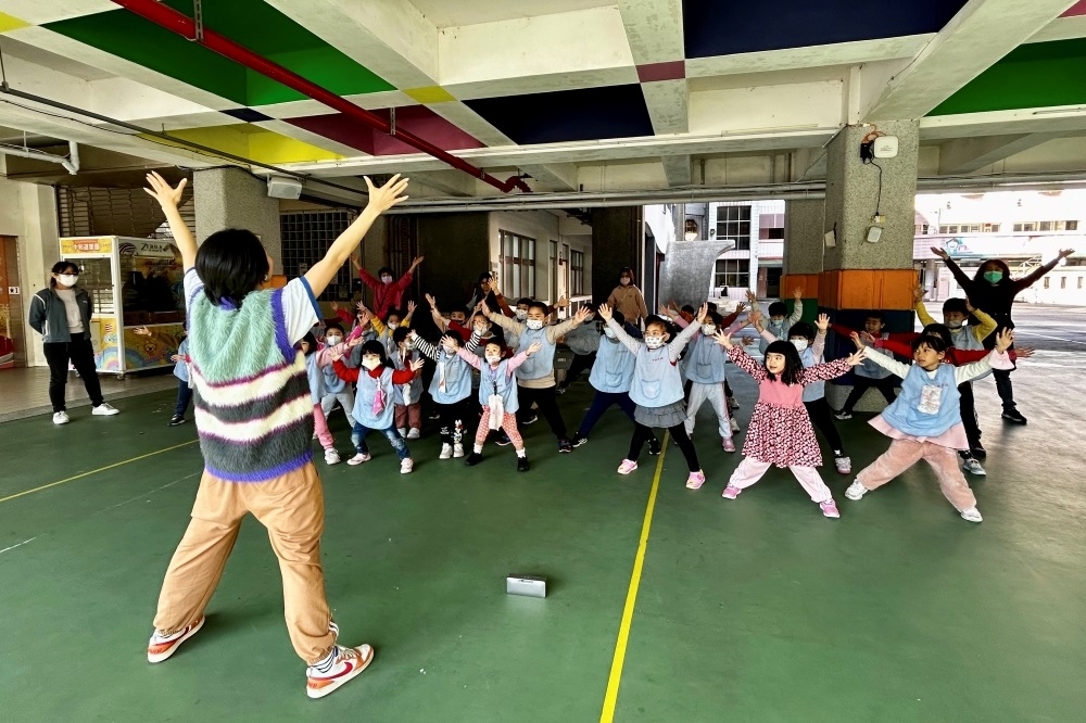 Lisa老師於中和國小附設幼兒園入校課程現場照片。(台灣街舞文化推廣協會提供)
