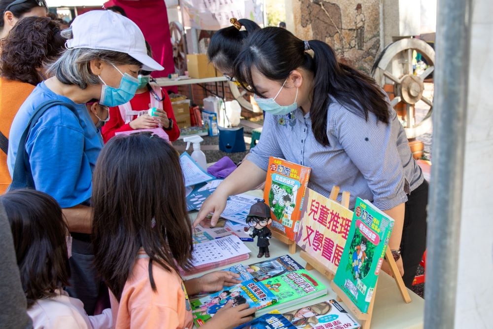 台中市文化局邀親子一起遊市集逛書店。（台中市圖提供）