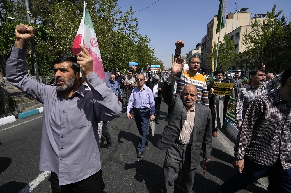 伊朗民眾19日走上德黑蘭街頭，舉行反以色列示威行動，但伊朗與以色列雙方目前都趨於低調，有意避免情勢進一步惡化。（美聯社）