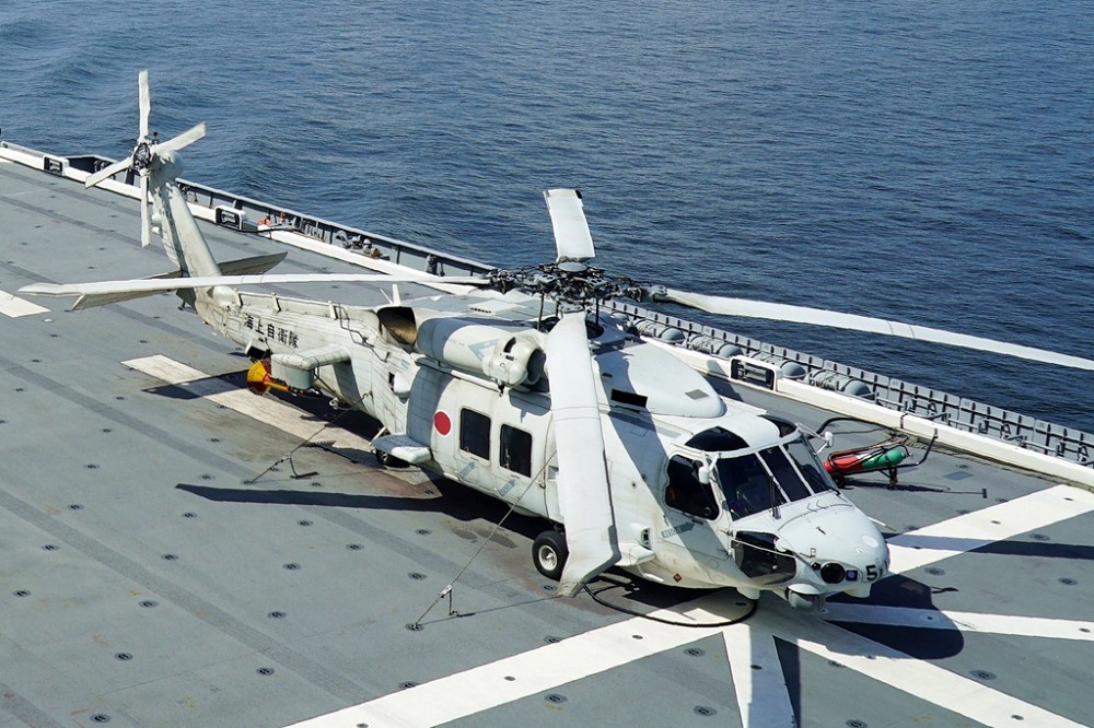日本海上自衛隊2架SH60K直升機於夜間訓練時墜海。圖為SH60K直升機。