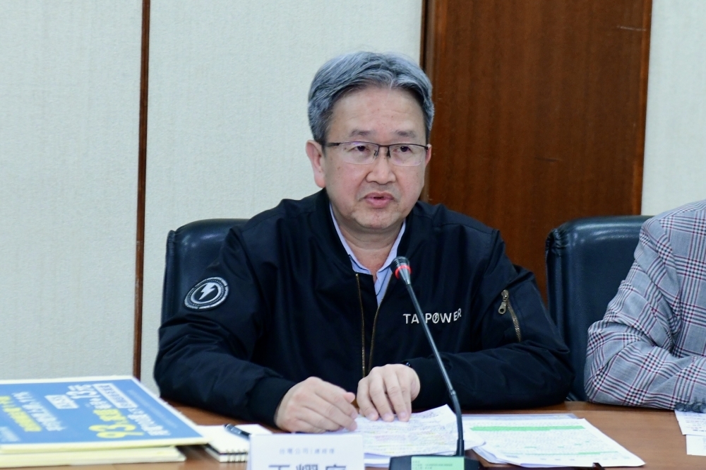 台電總經理王耀庭辭職被慰留，稍早在記者會上激動哽咽。（翻攝畫面）