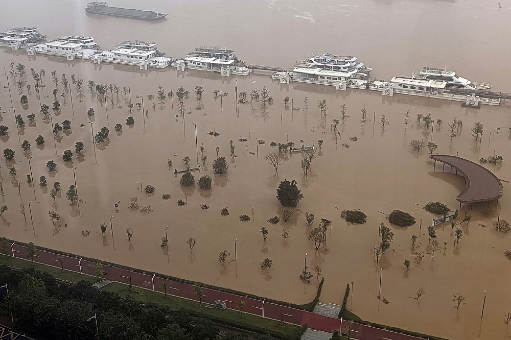 中國南部連日暴雨，造成廣東偏內陸地區多地嚴重災害。圖為22日的清遠市北江沿岸，水位高於船舶碼頭而漫灌到沿岸公園。（美聯社）