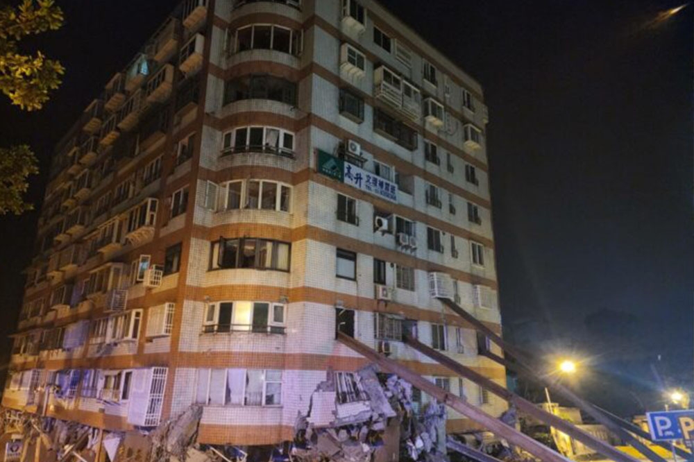 花蓮統帥大樓在凌晨的地震中傾斜，3樓變1樓。（取自記者爆料網）