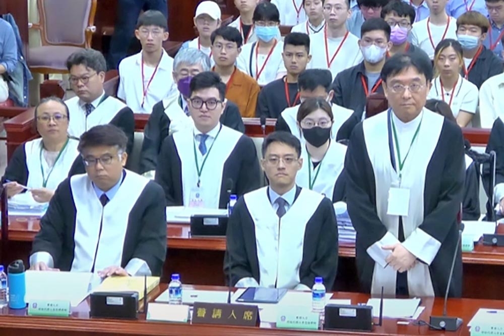 律師李念祖（前右）強調殺人並非台灣價值，李劍非（前中）則提出有56％的民眾同意有條件廢死。（擷取自司法院YT）