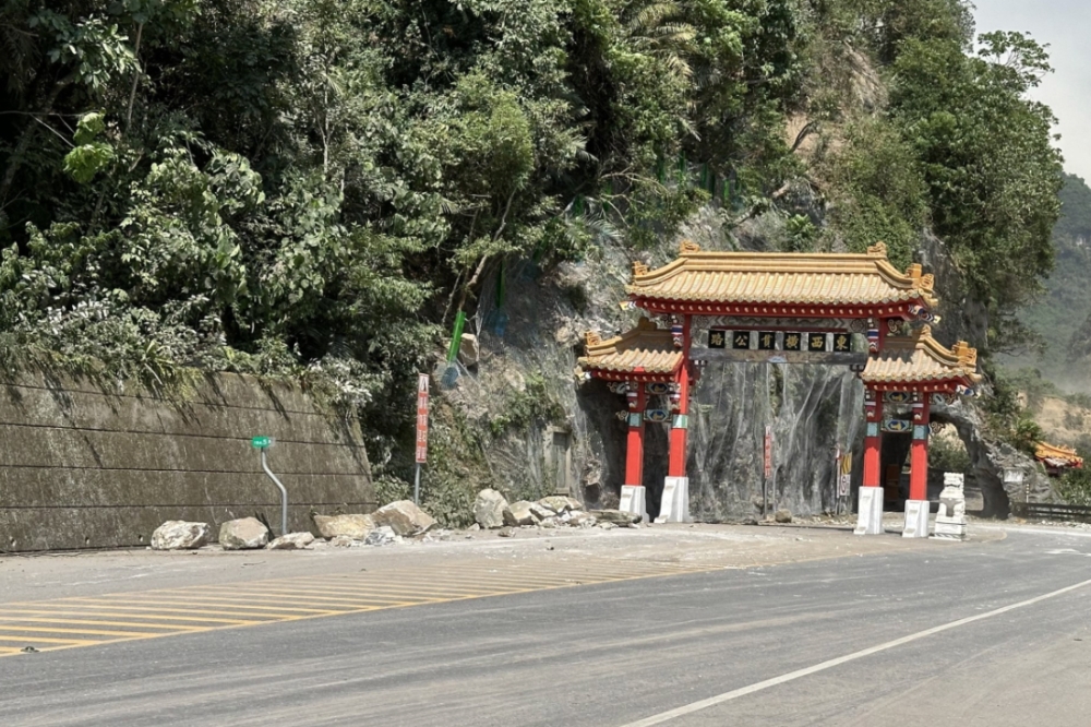 花蓮強震造成包括太魯閣國家公園內小錐麓、砂卡礑、燕子口、九曲洞等步道著名景點嚴重毀損。（太管處提供）