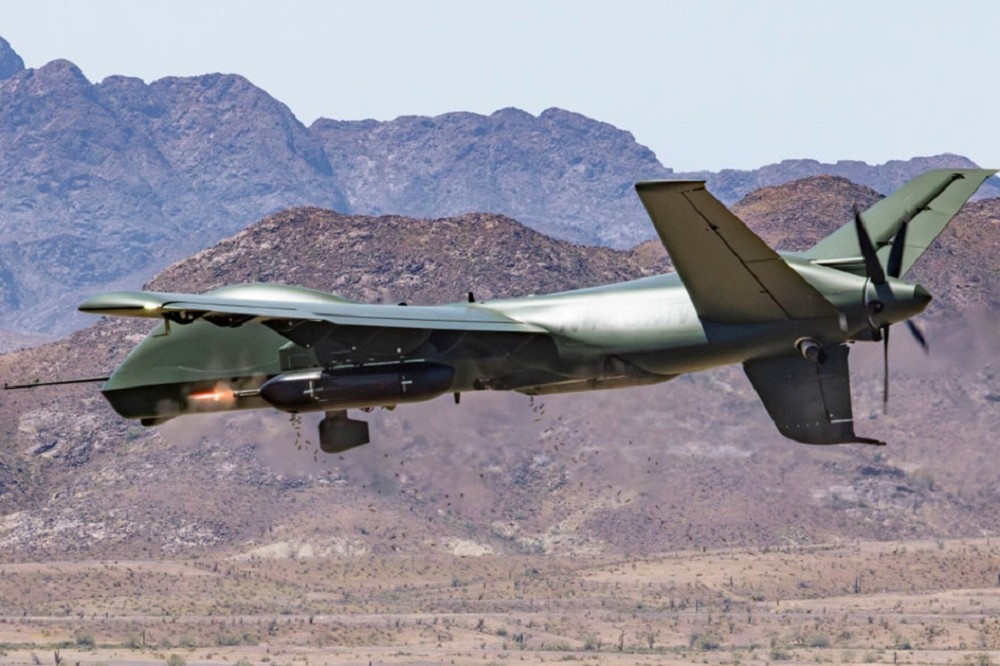「莫哈韦」短场起降无人机以两翼挂载的DAP-6加特林机枪荚舱开火射击。（取自通用原子公司）(photo:UpMedia)