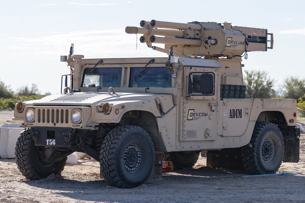 美國陸軍研發單位，近期在測試場進行GOBLN排雷方案的測試，利用無人機與車載迫砲，快速在雷區中開闢道路。（取自DVIDS網站）