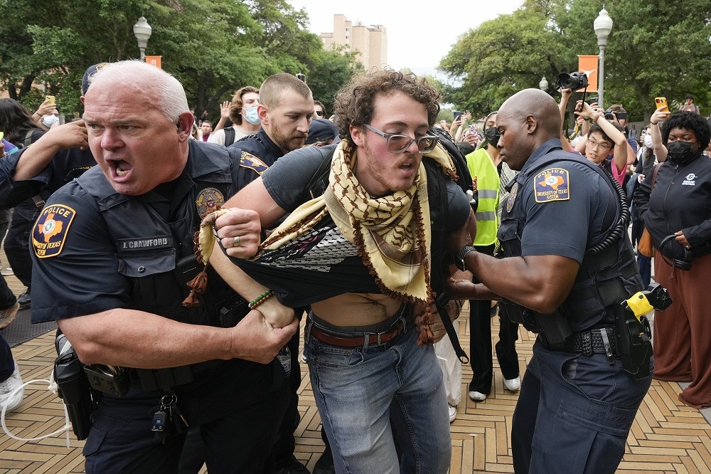 德州大学奥斯汀分校24日传出示威学生和警察爆发肢体冲突。（美联社）(photo:UpMedia)