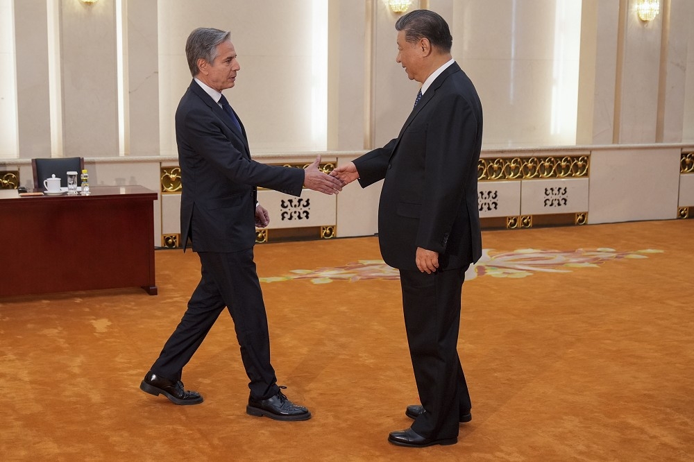 布林肯（左）26日在北京人民大會堂，與中國領導人習近平會面。（美聯社）