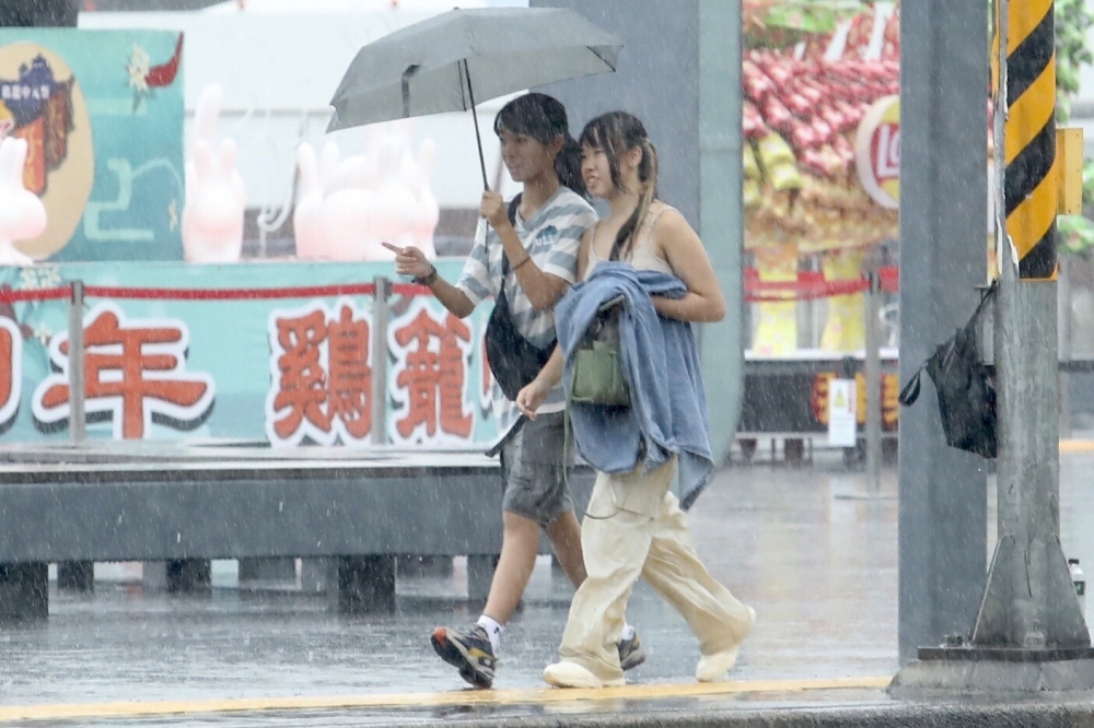 受鋒面影響，各地發生豪雨的機率提高，今晚到明天西半部有局部大雨發生機率。（資料照片／王侑聖攝）