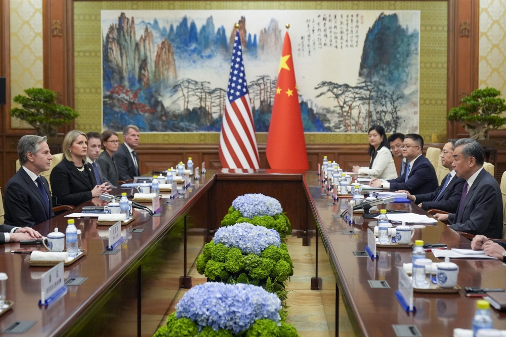 美國務卿布林肯（左一）與中國外長王毅（右一）在北京舉行會談。（美聯社）