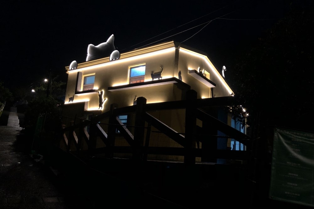 貓公所籌備處於屋頂設計大型立體雕塑，夜間點亮山城。（取自新北市政府官網）