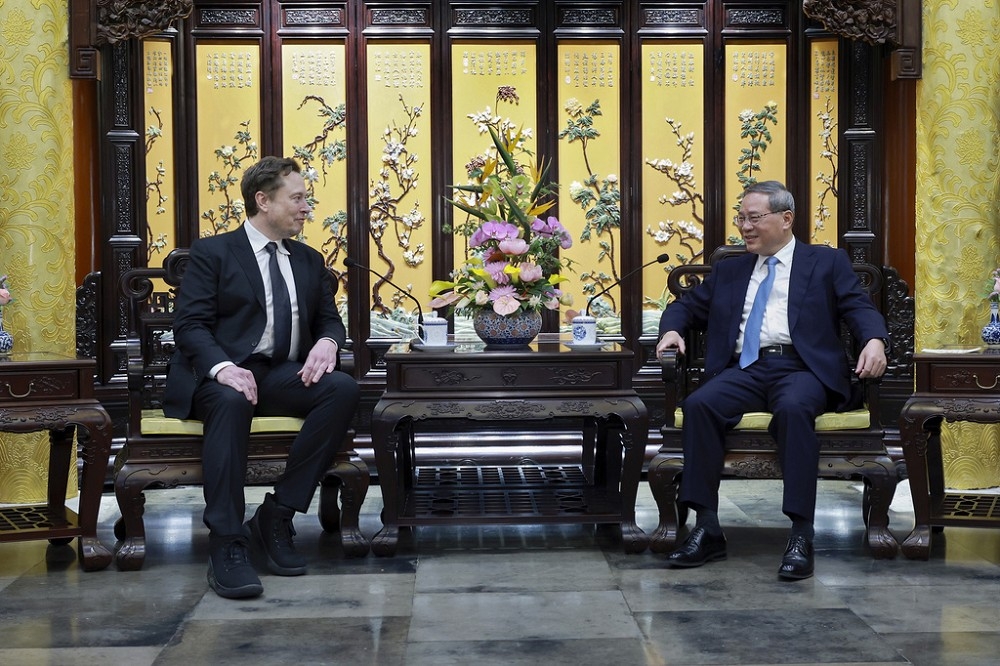 特斯拉執行長馬斯克28日會晤中國總理李強，同一天中國政府宣布特斯拉電動車合乎安全要求，各地方政府陸續解除禁停禁行限制。（美聯社）