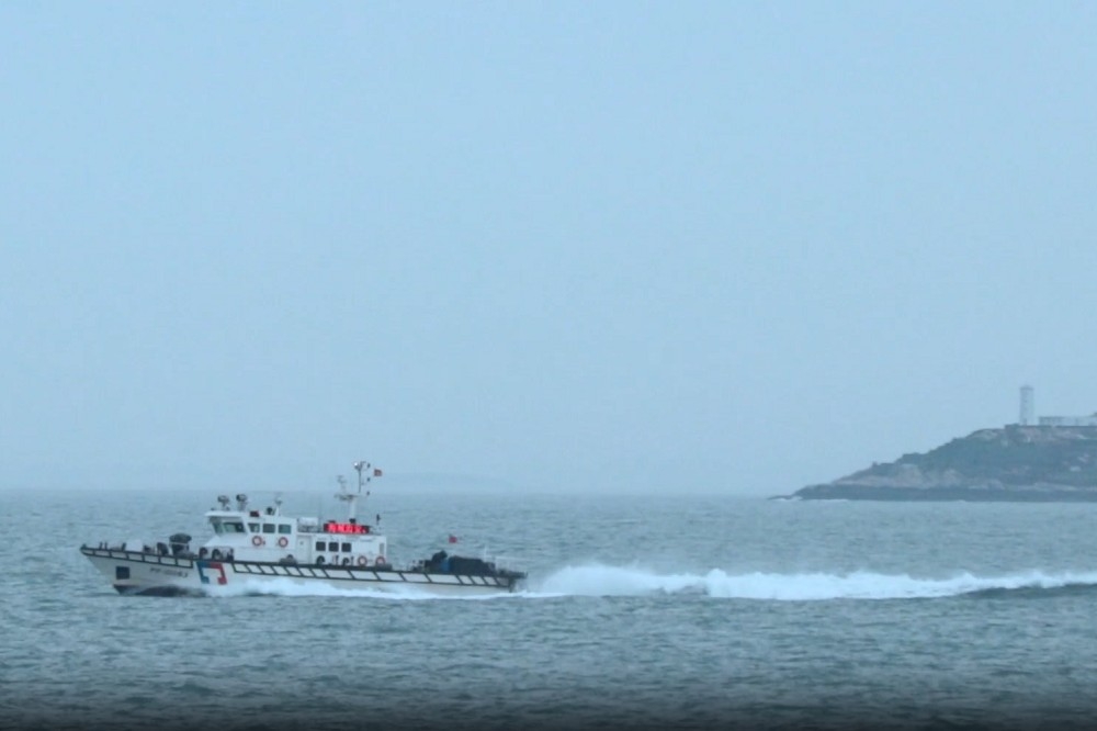 在中國海警發布的影片中，海巡署的船隻數次入鏡。（取自中國海警局官網）