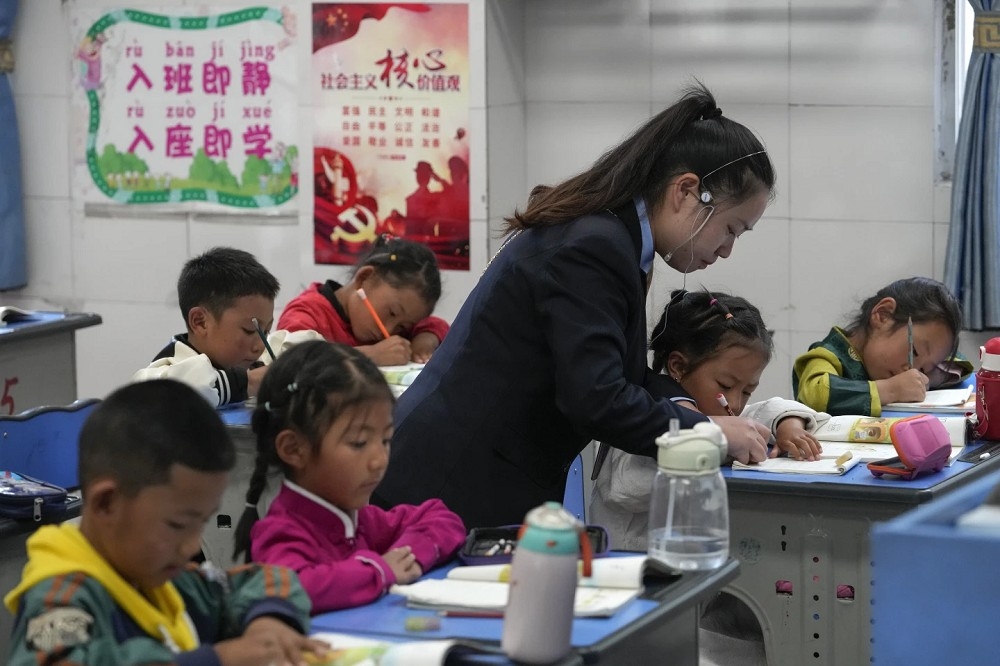 中國教育部發公告，鼓勵青年人到邊遠地區任教。圖為四川甘孜丹巴的藏族小學。（美聯社）