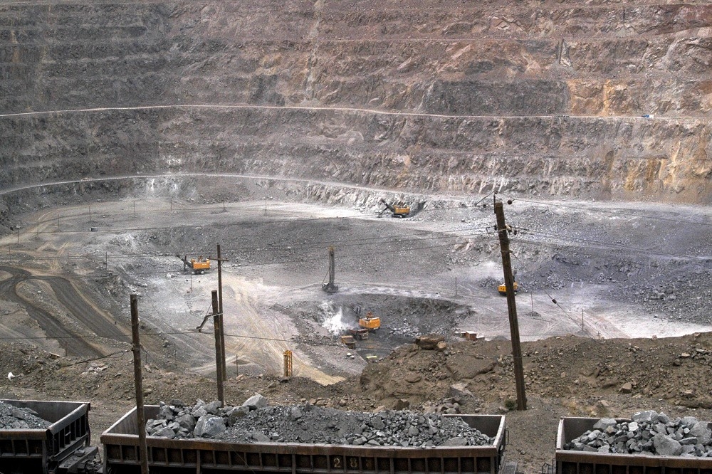 「日經亞洲」指出，中國對稀土的管控，促使其他國家發展新的供應鏈，降低對中國礦產的依賴，圖為位於內蒙古的稀土礦場。（資料照片／美聯社）
