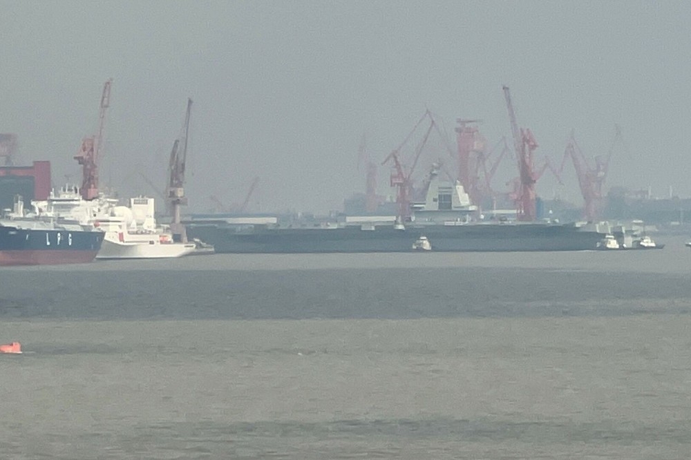 根據中國社群平台畫面，「福建號」航艦29日曾駛出泊位，據信正在為首次海式進行準備。（取自微博）