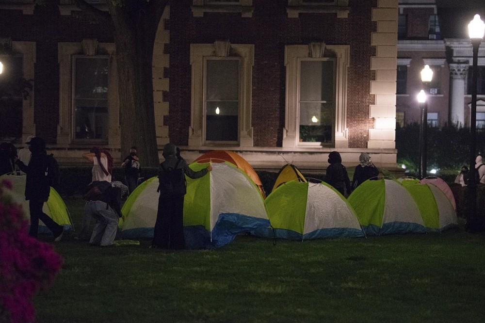 美國校園示威抗議的人數遠遠沒有想像中的多，很多也不是學生，但是帳篷一撐起來，佔地面積就大了，視覺效果就是有很多人。（美聯社）