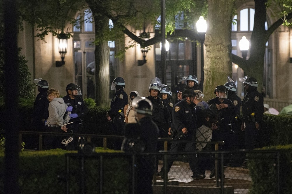 紐約市警方4月30日進入哥大校園，對支持巴勒斯坦的抗議者展開強力清場，校方更要求能進駐警力維持秩序至17日。（美聯社）