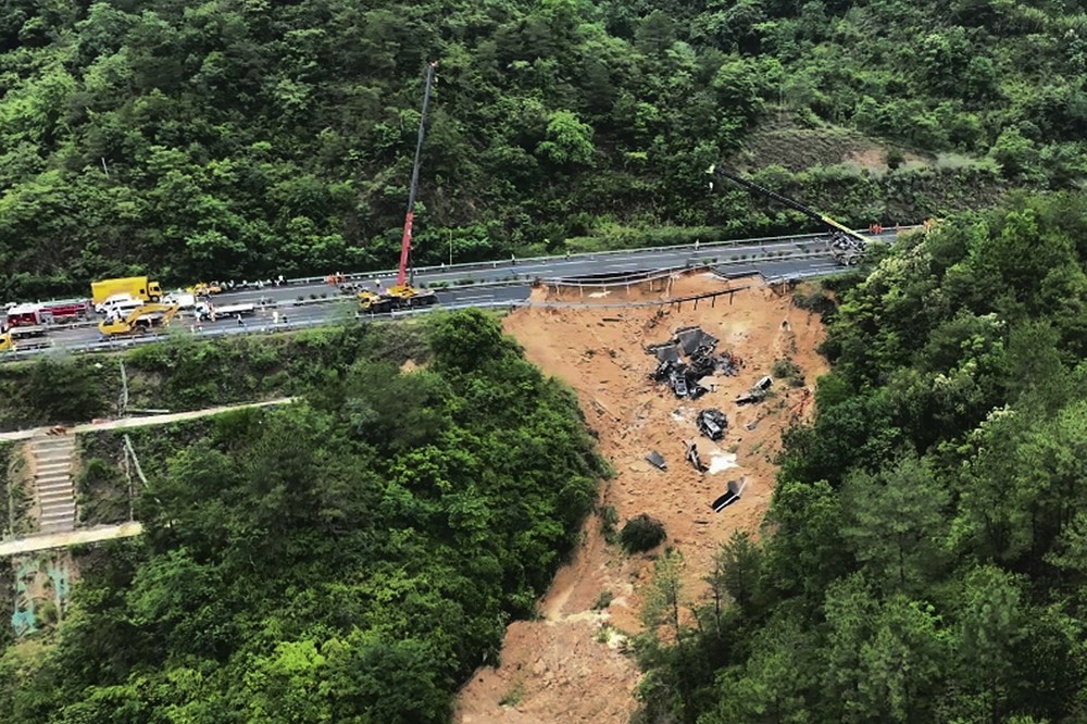 中国梅州高速公路坍塌事件至少造成36人死亡。（美联社）(photo:UpMedia)