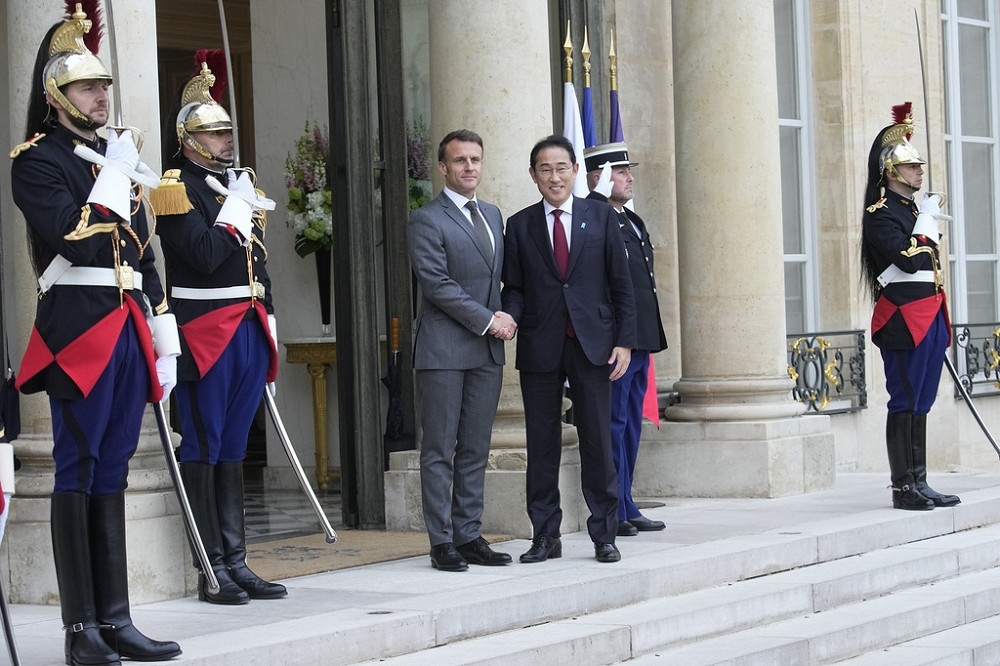 日相岸田文雄2日在巴黎與法國總統馬克宏會晤，達成推動相互准入協定談判共識。（美聯社）