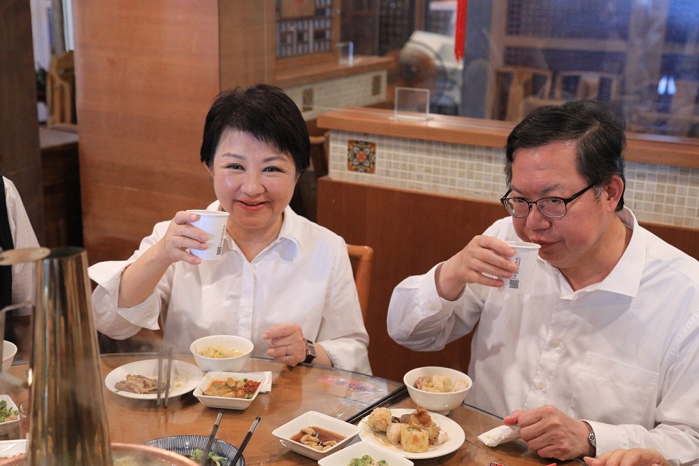 鄭文燦與盧秀燕相約吃酸菜白肉鍋，還笑稱這頓蠻貴的要60億元。（台中市政府提供）