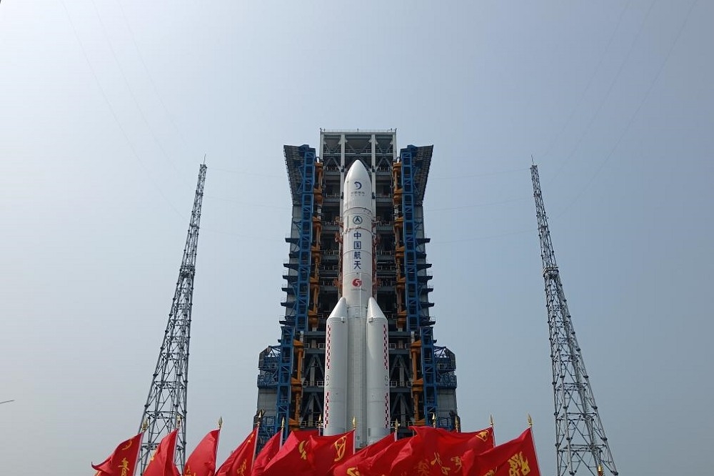 中國「嫦娥六號」月球探測器，3日下午在海南省由火箭搭載升空，並且順利進入軌道。（取自新華網）