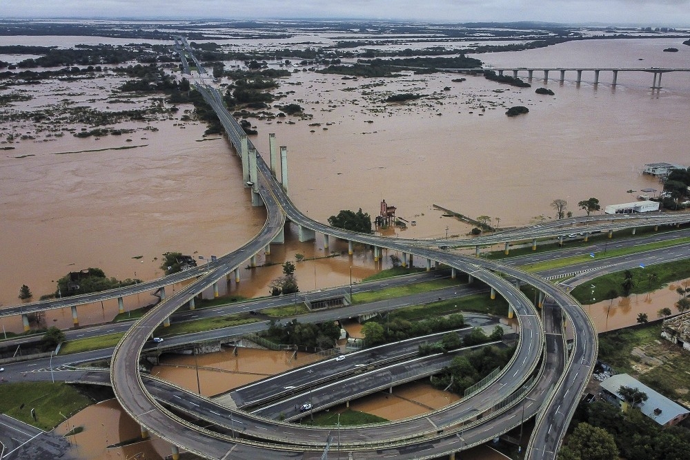 巴西南部連日豪雨造成洪患，目前至少已有39人死亡、2.4萬人流離失所。（美聯社）