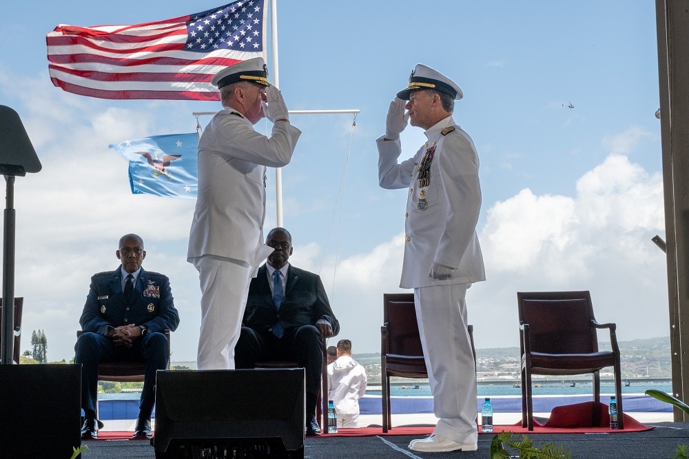 美國印太司令部3日在總部夏威夷舉行司令交接儀式，由阿基里諾（右）交棒給帕帕羅（左）。美國國防部長奧斯丁（後右）監交，後左為美國參謀首長聯席會議主席布朗。（取自印太司令部X平台）