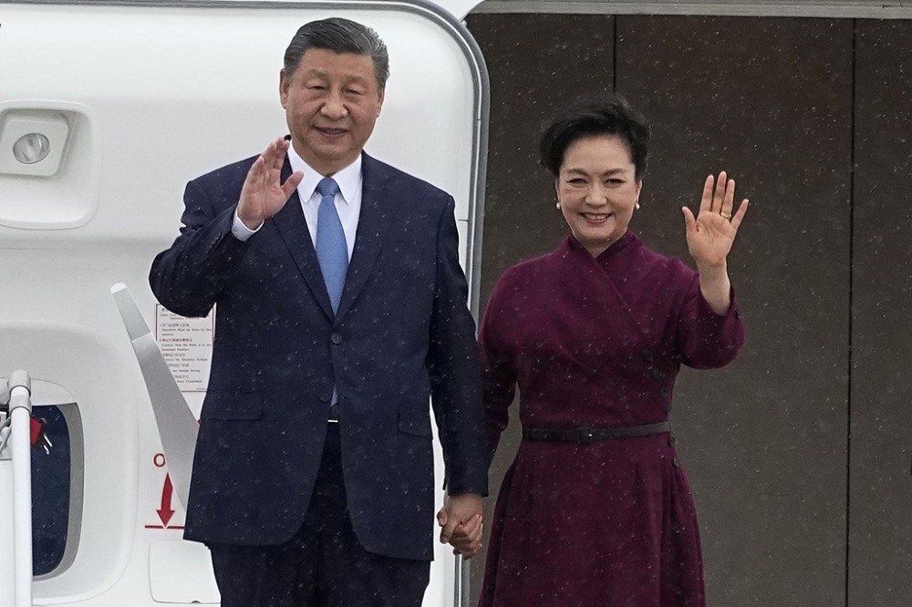 中國領導人習近平伉儷搭乘專機抵達巴黎，展開國是訪問行程。（美聯社）