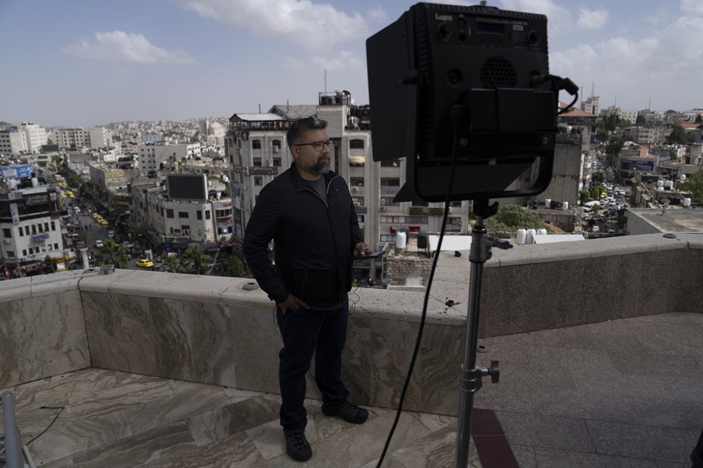 半島電視台報導長期與以色列政府相左，5日遭到正式關閉其境內據點。圖為該台記者深入加薩報導。（美聯社）