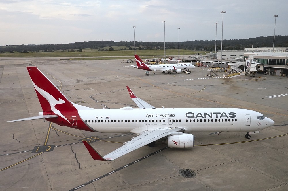 澳洲航空被控多次銷售已確定取消的航班機票，影響多達8.6萬名旅客權益。（美聯社）