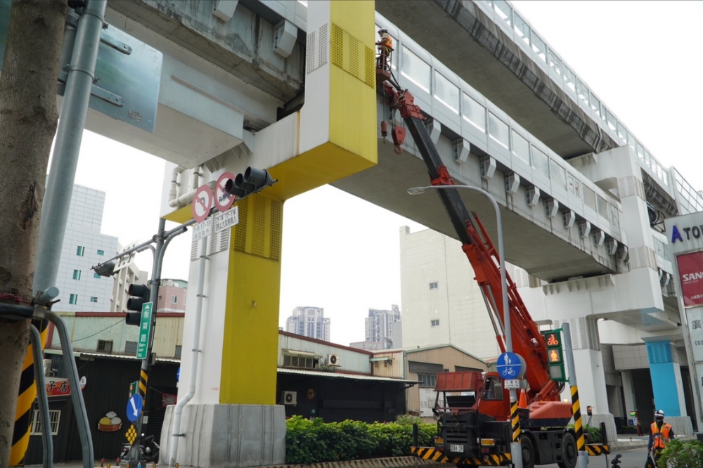 检测人员对梁、柱、盘式支承检测，初步评估复原工程金额约要４亿元。（新北市政府捷运工程局提供）(photo:UpMedia)
