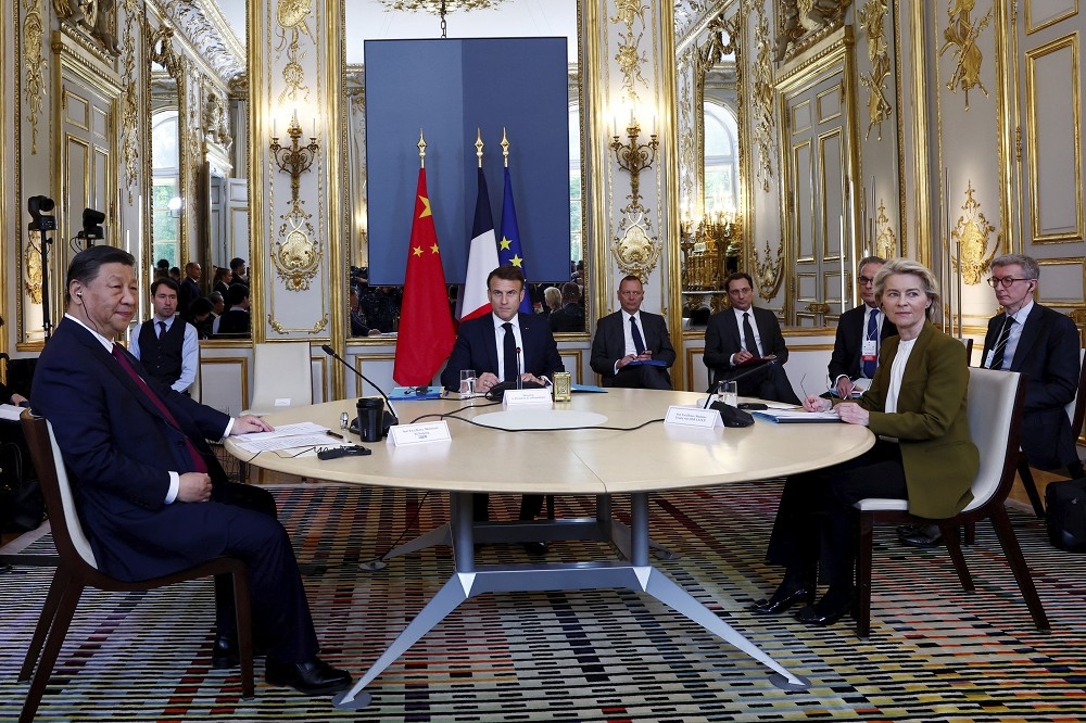 法國總統馬克宏6日在愛麗榭宮與習近平、歐盟執委會主席馮德萊恩舉行三方會談。（美聯社）