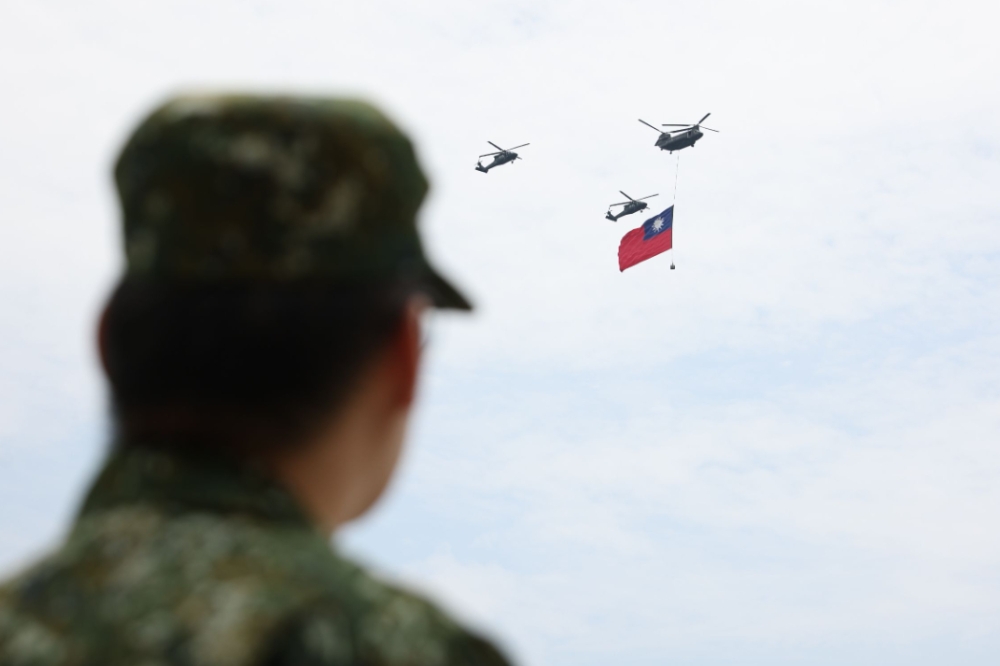 國軍今天進行全兵力組合訓練，陸軍CH-47SD契努克直升機吊掛巨幅國旗。（陳愷巨攝）