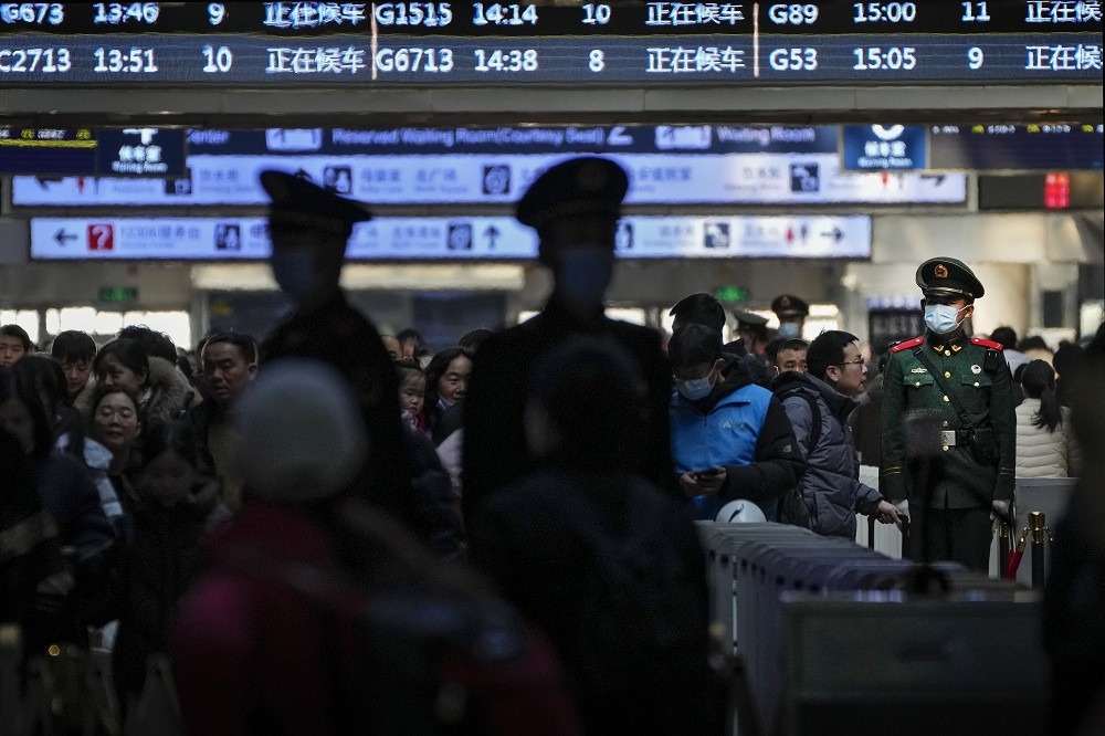 据传一些中国边境口岸已加强查缉，盯上部分游客的手机内容。图为2月的北京西站。（美联社）(photo:UpMedia)
