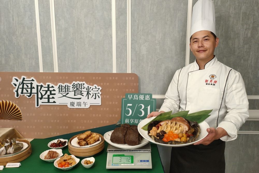 可供六人食用重達3台斤的「金霸王巨豚鮑貝粽」。（楊文琳攝）