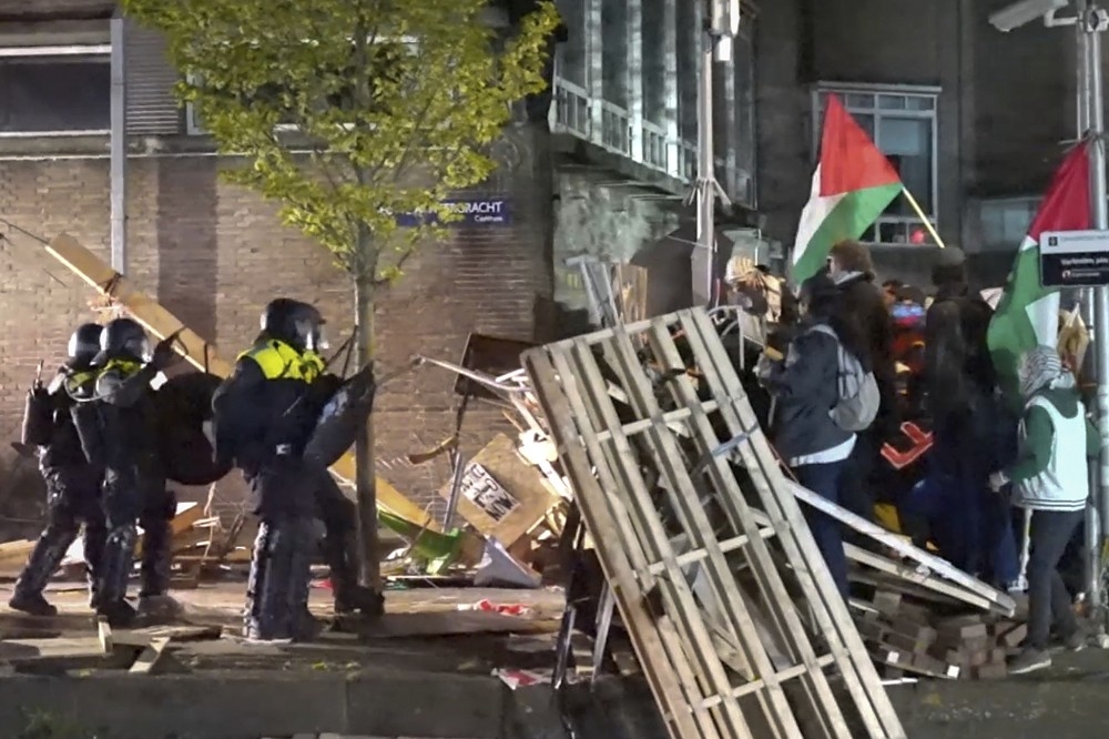 荷兰警方7日在阿姆斯特丹大学与亲巴抗争学生筑起的障碍物对峙。（美联社）(photo:UpMedia)