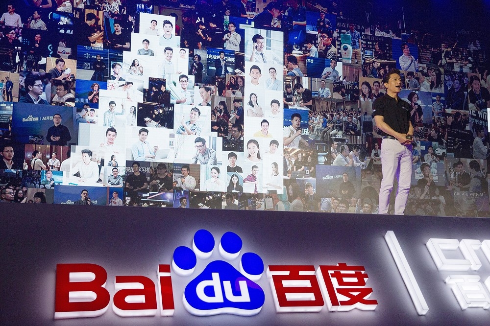百度创办人李彦宏2018年在百度开发者大会上畅谈AI愿景。百度的「文心一言」目前是中国最强大的生成式AI工具。（美联社）(photo:UpMedia)
