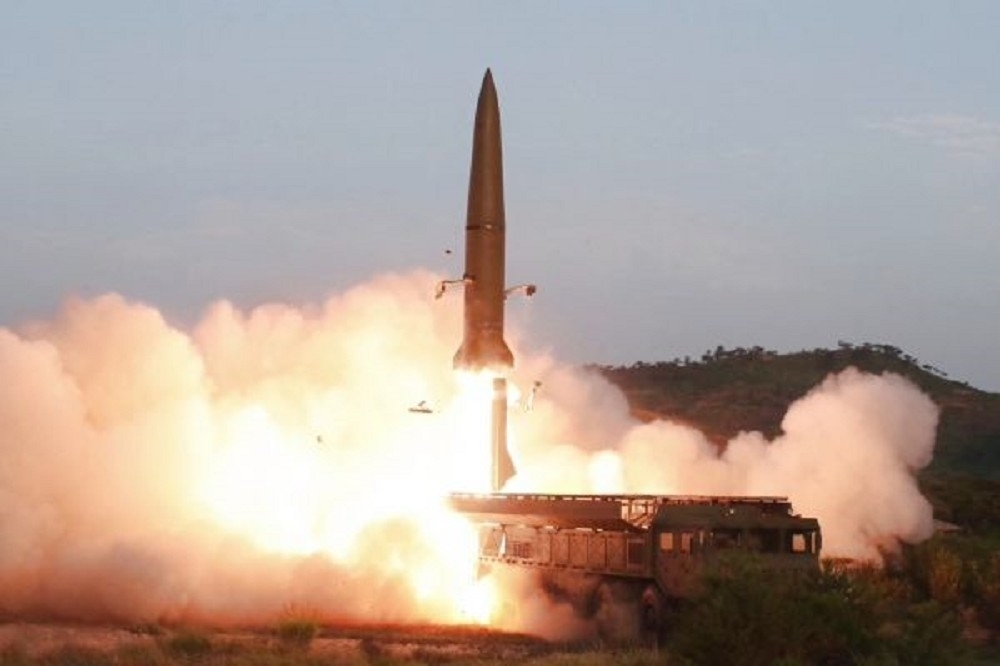 烏克蘭官方聲稱，北韓提供的彈藥與飛彈品質十分低劣。圖為北韓試射「火星11型」飛彈。（取自新浪網）