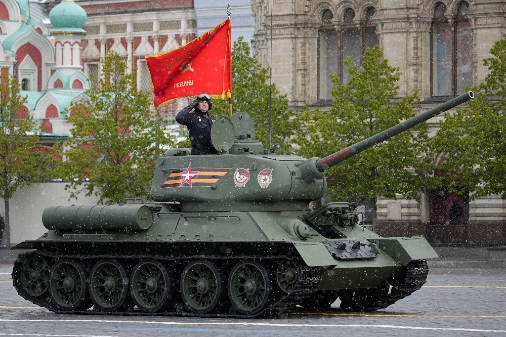 閱兵陣容之中，再度出現老舊T-34戰車撐場的情形，凸顯出俄烏戰爭牽制俄軍戰力的程度。（美聯社）