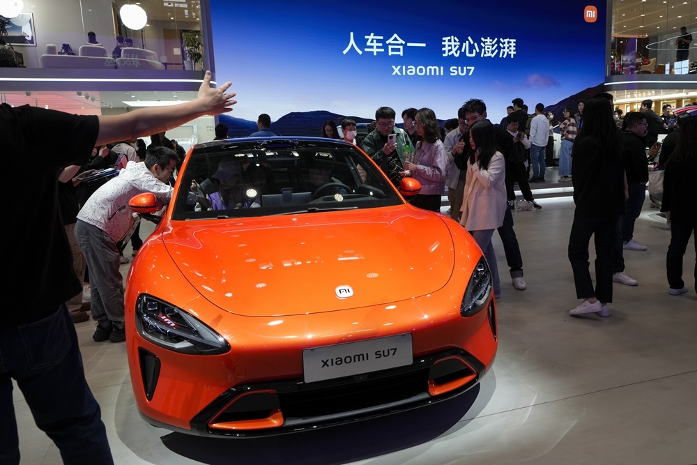 美国总统拜登据信下周将宣布对中国电动车加征关税。图为小米上周在北京车展推出的电动车。（美联社）(photo:UpMedia)
