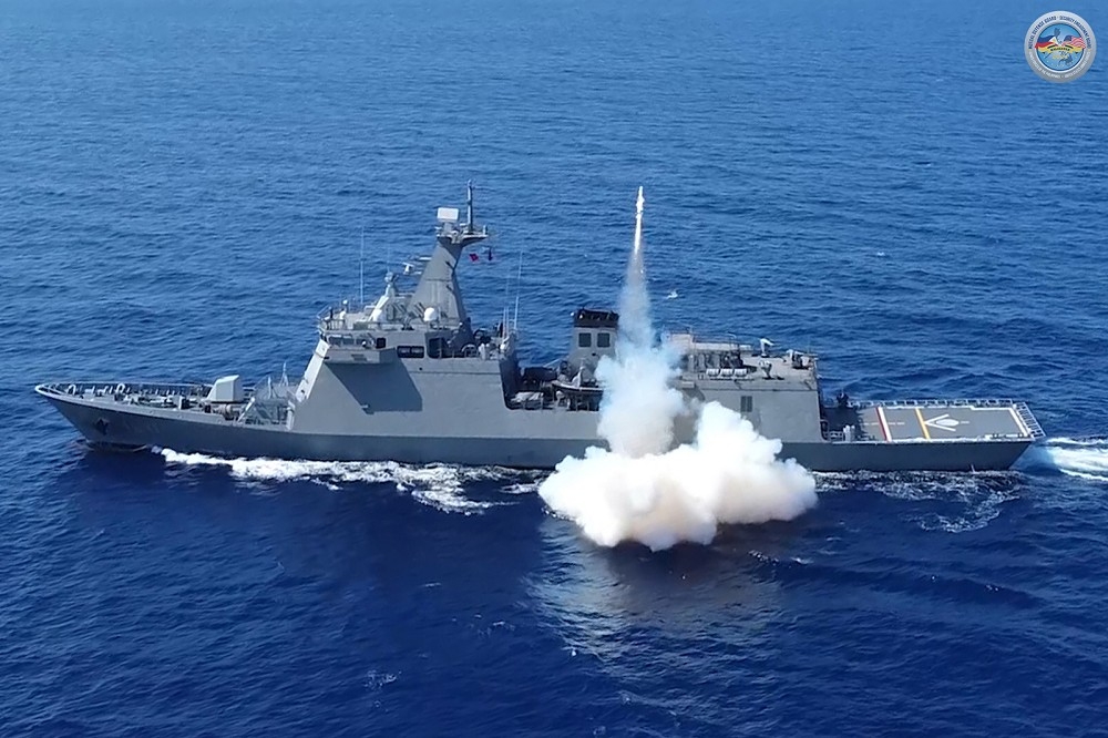「荷西．黎剎號」巡防艦從艦體舯部發射SSM-700K反艦飛彈。（取自菲律賓武裝部隊）