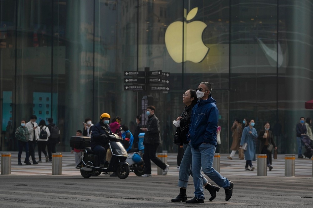 隨著中國經濟成長趨緩、消費者撙節開支，分析師認為外商在中國大量獲利的時代已經過去，圖為北京的蘋果專賣店。（資料照片／美聯社）
