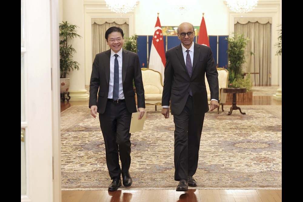 黃循財（左）13日前往總統府，會見新加坡總統尚達曼。（美聯社）